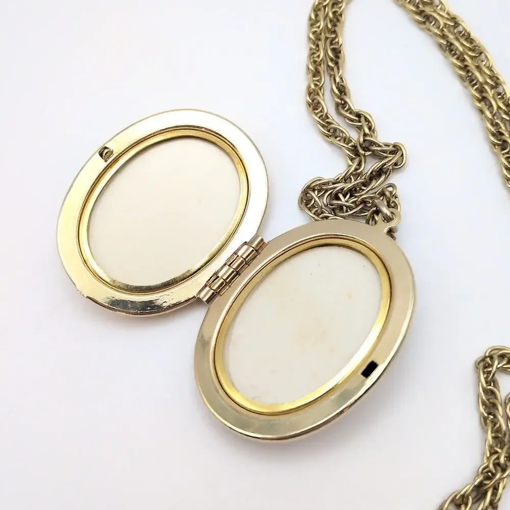 Vintage Etched Cream Enamel Large Oval Photo Locket Rope Chain Necklace 24in